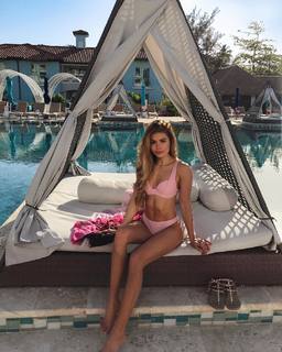 Pamela Reif feet photo thumbnail