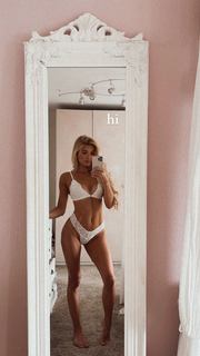 Pamela Reif feet photo thumbnail