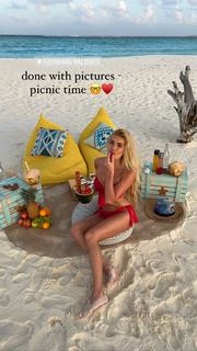 Pamela Reif feet photo thumbnail