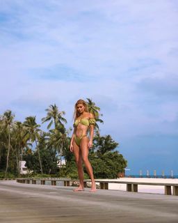 Pamela Reif feet photo thumbnail