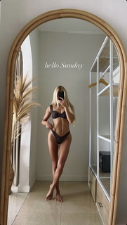 Pamela Reif feet photo thumbnail