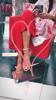 Paola Di Benedetto feet photo thumbnail