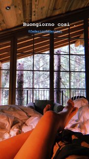 Paola Di Benedetto feet photo thumbnail