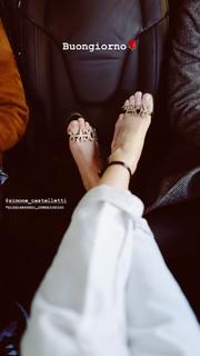 Paola Di Benedetto feet photo thumbnail