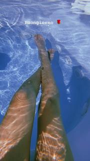 Paola Di Benedetto feet photo thumbnail