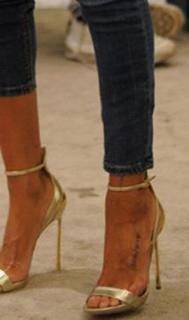 Paola Di Benedetto feet photo thumbnail
