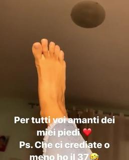 Paola Di Benedetto feet photo thumbnail