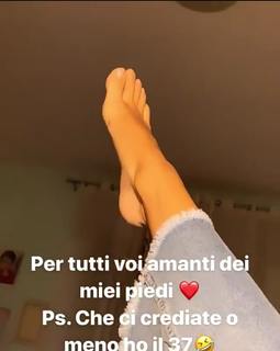 Paola Di Benedetto feet photo thumbnail