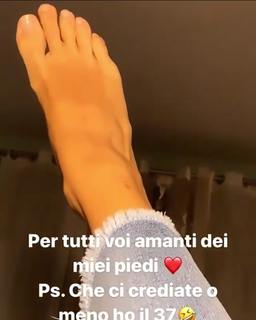 Paola Di Benedetto feet photo thumbnail