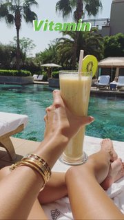 Paola Di Benedetto feet photo thumbnail