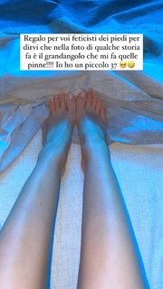 Paola Di Benedetto feet photo thumbnail