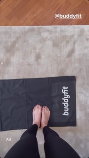 Paola Di Benedetto feet photo thumbnail
