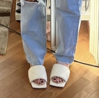 Paola Di Benedetto feet photo thumbnail