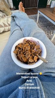 Paola Di Benedetto feet photo thumbnail