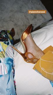 Paola Di Benedetto feet photo thumbnail