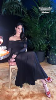 Paola Di Benedetto feet photo thumbnail
