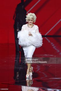 Paola Iezzi feet photo 3