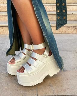 Paola Locatelli feet photo 10