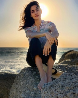 Paola Núñez feet photo thumbnail