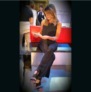 Paola Perego feet photo thumbnail