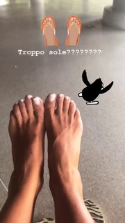 Paola Perego feet photo thumbnail