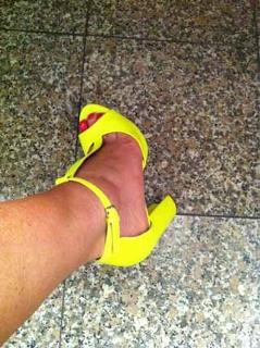 Paola Perego feet photo thumbnail