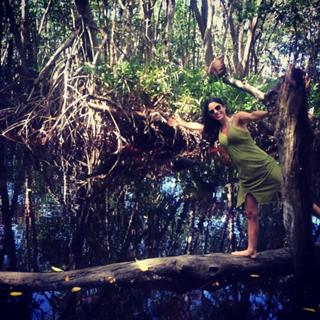 Paola Rojas feet photo thumbnail