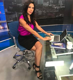 Paola Rojas feet photo thumbnail