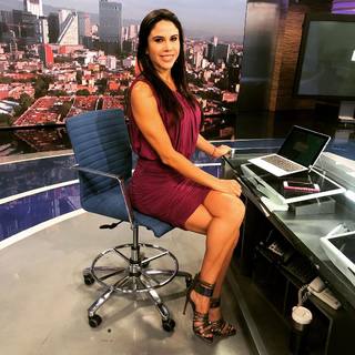 Paola Rojas feet photo thumbnail