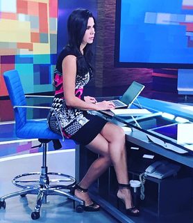 Paola Rojas feet photo thumbnail