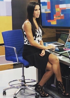 Paola Rojas feet photo thumbnail