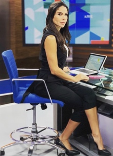 Paola Rojas feet photo thumbnail