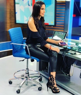 Paola Rojas feet photo thumbnail