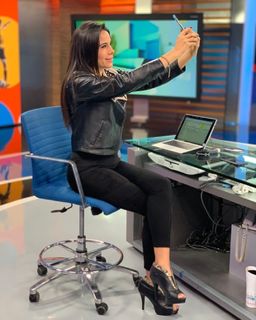 Paola Rojas feet photo thumbnail