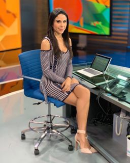 Paola Rojas feet photo thumbnail