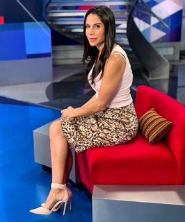 Paola Rojas feet photo thumbnail
