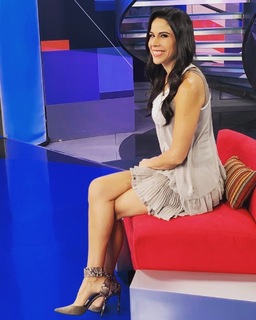 Paola Rojas feet photo thumbnail