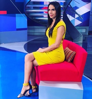 Paola Rojas feet photo thumbnail