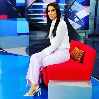 Paola Rojas feet photo thumbnail