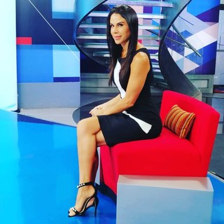 Paola Rojas feet photo thumbnail