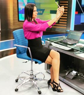 Paola Rojas feet photo thumbnail