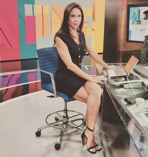 Paola Rojas feet photo thumbnail
