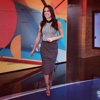 Paola Rojas feet photo thumbnail