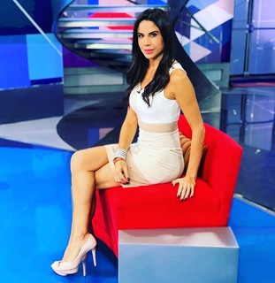 Paola Rojas feet photo thumbnail