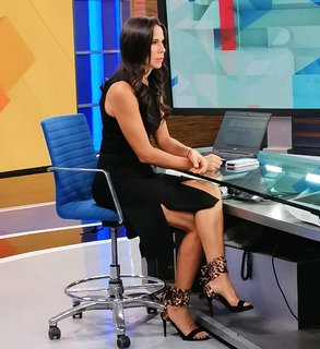 Paola Rojas feet photo thumbnail