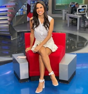 Paola Rojas feet photo thumbnail