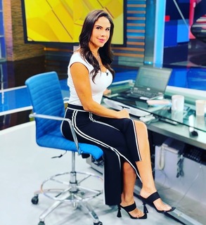Paola Rojas feet photo thumbnail