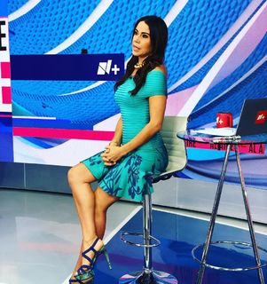 Paola Rojas feet photo thumbnail