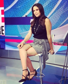 Paola Rojas feet photo thumbnail