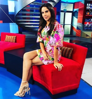 Paola Rojas feet photo thumbnail